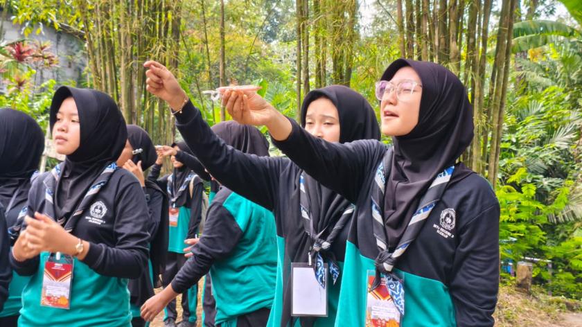 Asah Akurasi dan Kerja Sama, Pramuka Peserta Kemah Tantang Diri Menerka Tinggi Pohon di Pos Terakhir