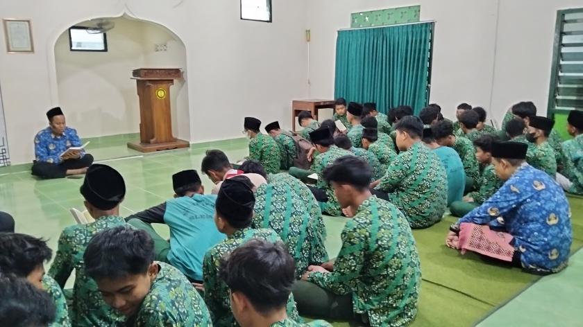 Seluruh Siswa Kelas IX MTsN 3 Sleman Lafazkan Surah Yasin di Musala