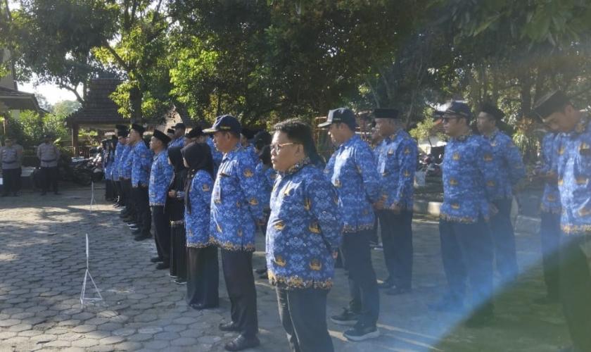 Guru MTs N 3 Sleman Ikuti Upacara Rutin Kapanewon Ngemplak