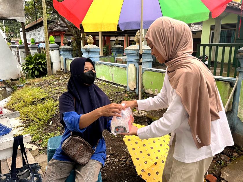 Kolaborasi Kebaikan di Senja Ramadan: Organisasi Siswa MTsN 3 Sleman Turun ke Jalan Bagikan Takjil