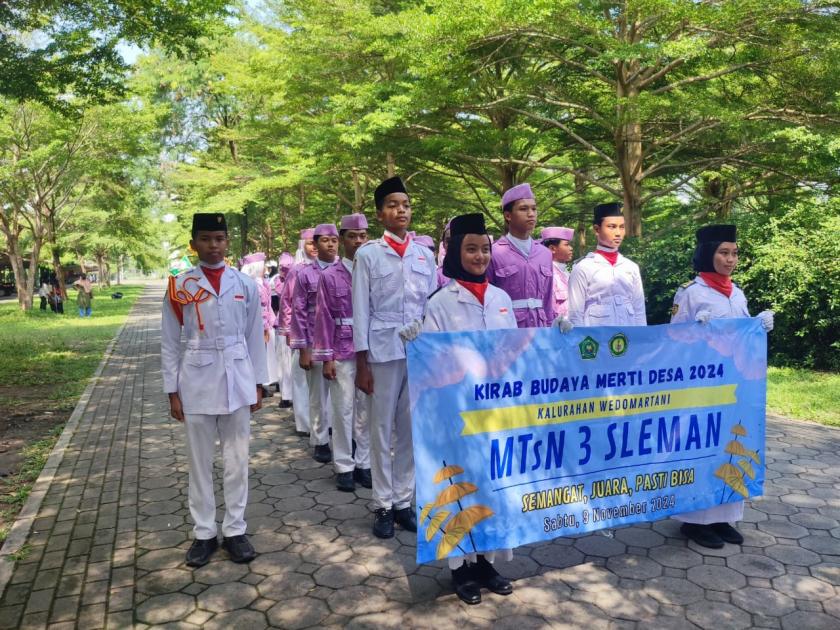 Paskibraka MTs Negeri 3 Sleman Warnai Kirab Budaya Wedomartani