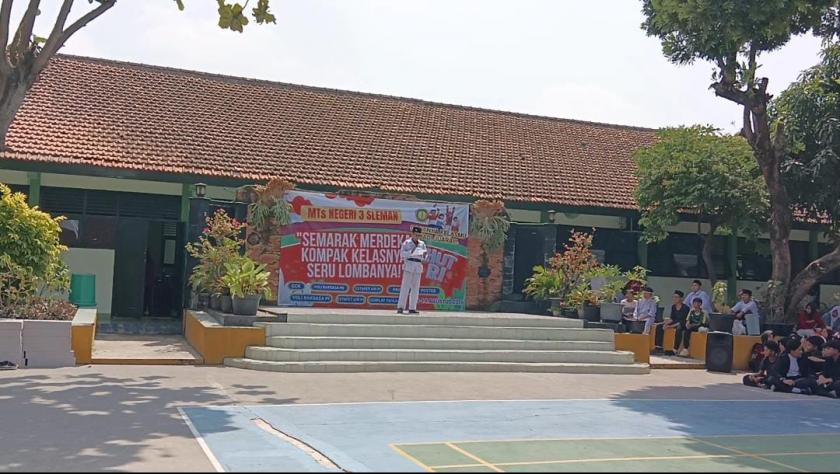 Kelvin Apriliano Maheswara Tampil Memukau sebagai Ir. Soekarno di Lomba Cosplay Pahlawan MTsN 3 Sleman