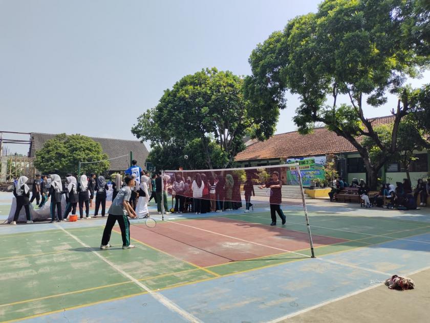 Sengit dan Penuh Semangat, Laga Bulu Tangkis Putra Warnai Hari Pertama Classmeeting MTsN 3 Sleman