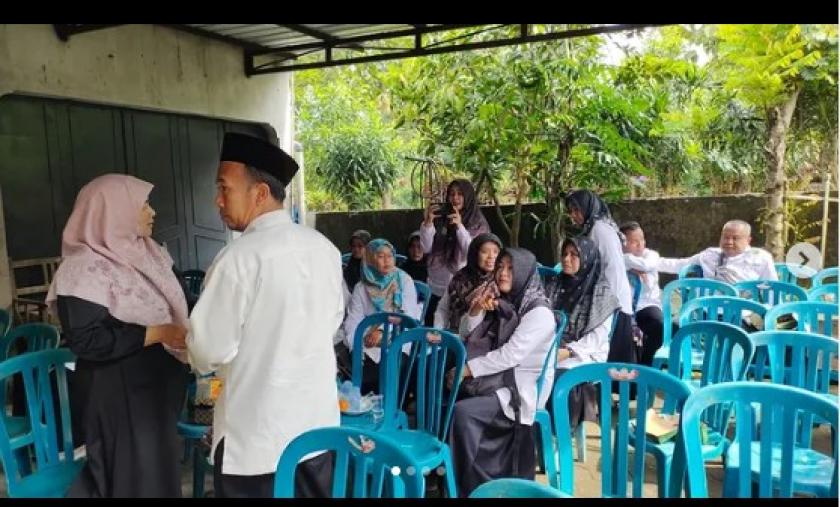 Ringankan Duka Sesama, Rombongan MTsN 3 Sleman Beri Penguatan Spiritual bagi Keluarga Guru Matematika