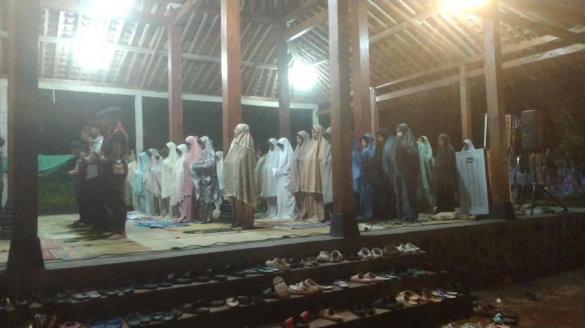Lawan Dingin dan Kantuk, Murid Kelas 7 Antusias Ikuti Solat Subuh Berjamaah di Bumi Perkemahan Pulewulung