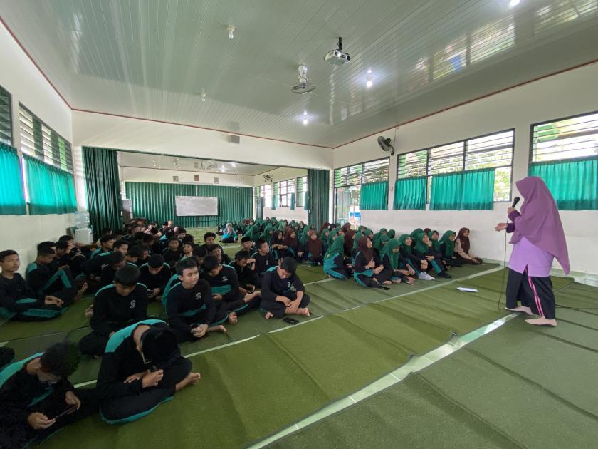 Disambut Antusias oleh Siswa, Guru MTsN 3 Sleman Diseminasikan Materi Kesehatan dan Kebersihan Menstruasi