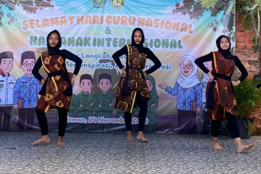 Tiga Siswi Kelas IX C Tampil Memukau, Tampilkan Tari Sembagi Arutala