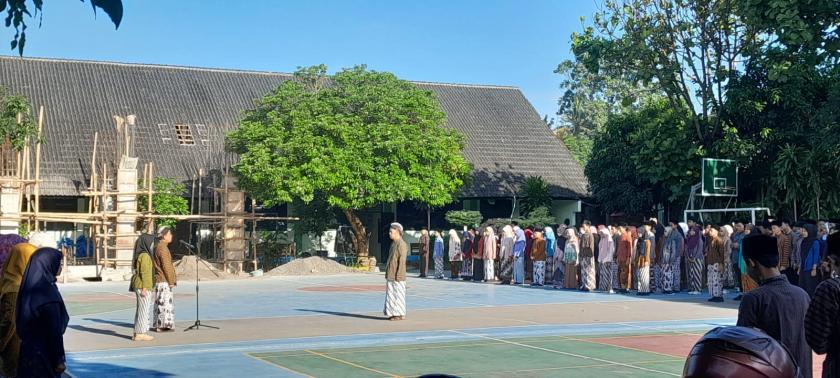 Satu Dekade Lebih Keistimewaan: MTsN 3 Sleman Gelar Upacara Hari Jadi DIY dengan Busana Adat