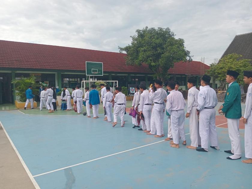 Lantunan Doa dan Aksi Nyata: Momen Siswa MTsN 3 Sleman Galang Donasi untuk Sumatra