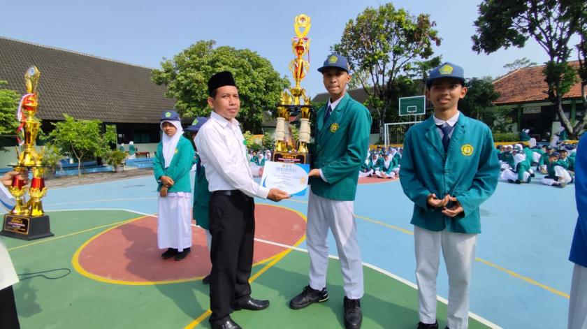 Apresiasi Prestasi Peserta Didik, Kepala Madrasah Berikan Reward bagi Benzimo Peraih Juara 1 Story Telling