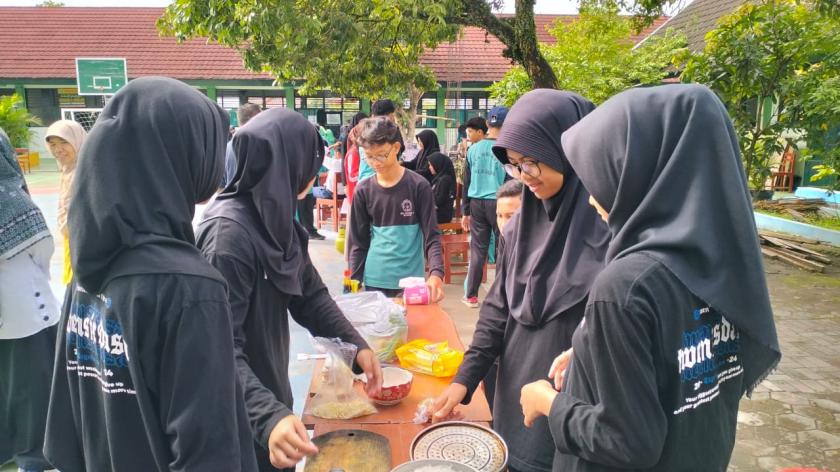 Kreativitas dan Kewirausahaan Siswa Warnai Market Day Kelas 9