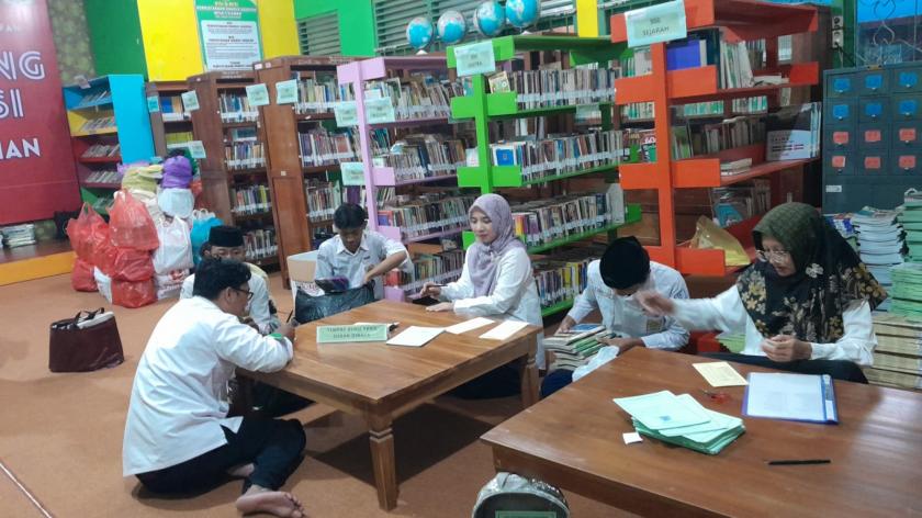 Tuntaskan Masa Belajar, Siswa Kelas IX MTsN 3 Sleman Mulai Kembalikan Buku ke Perpustakaan Darus Saqofah