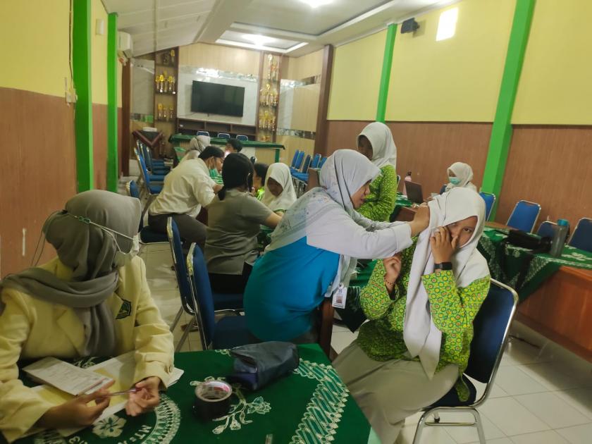 Peduli Kesehatan Murid Kelas VIII, MTs Negeri 3 Sleman Gelar General Check Up Bersama Puskesmas II Ngemplak
