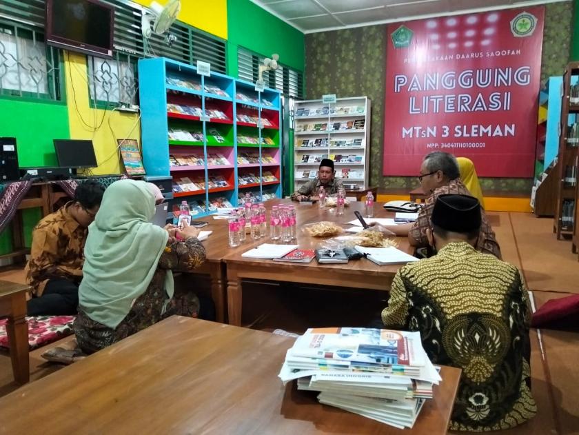Guna Persiapan Visitasi Akreditasi Perpustakaan Daarus Saqofah, MTsN 3 Sleman Adakan Rapat Khusus