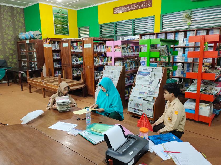 Siswa Kelas 9 MTs Negeri 3 Sleman Serahkan Buku ke Perpustakaan sebagai Bentuk Pertanggungjawaban
