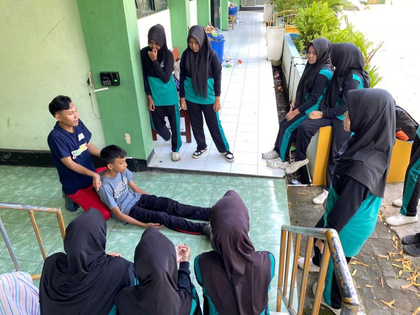 Sigap Hadapi Darurat, Anggota PMR MTsN 3 Sleman Praktikkan Evakuasi Korban Tak Sadarkan Diri