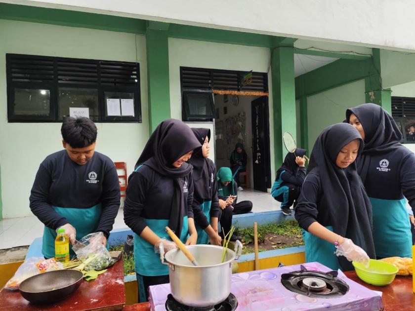 Kreasi Kuliner Antar Kelas Meriahkan Class Meeting MTsN 3 Sleman