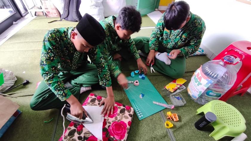 Kreativitas Tanpa Batas, Kader Adiwiyata Pokja 2 Olah Limbah Botol Lewat Teknik Setrika