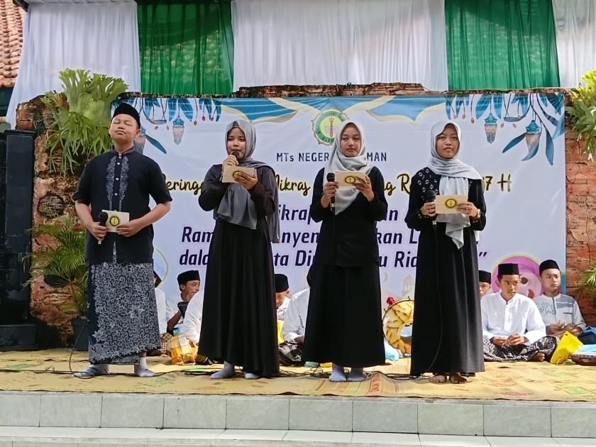 Pukau Hadirin, Siswa MTsN 3 Sleman Bawakan Acara 4 Bahasa dalam Pengajian Songsong Ramadan