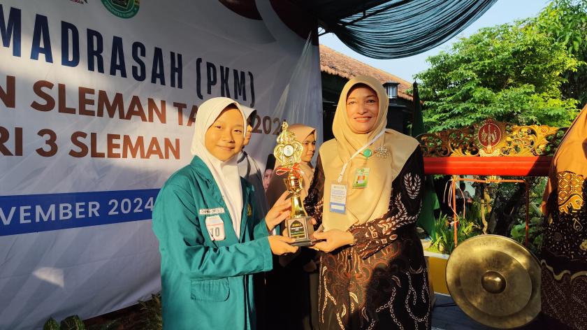 Sampaikan Pentingnya Menuntut Ilmu, Cyntya Berhasil Rebut Kejuaraan Pidato Bahasa Arab