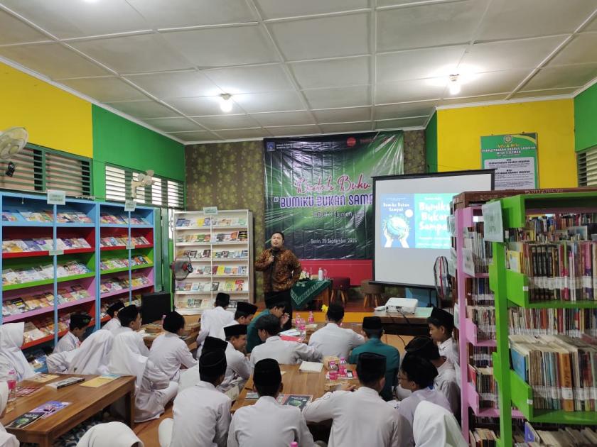 Menggugah Kesadaran Lingkungan Lewat Bedah Buku “Bumiku Bukan Sampah” di Perpustakaan Daarus Saqofah MTs Negeri 3 Sleman