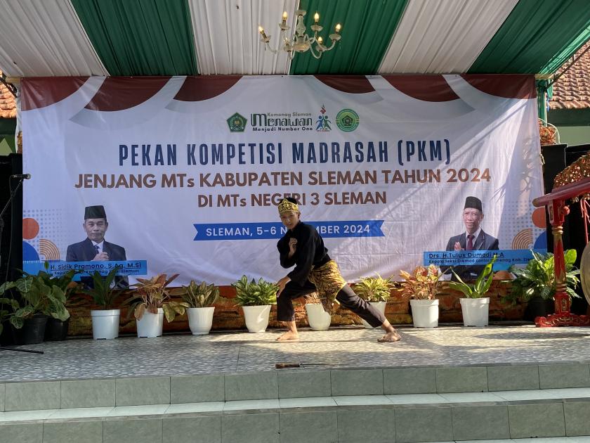 Atraksi Seni Bela Diri Pembuka PKM Menghipnotis Tamu Undangan