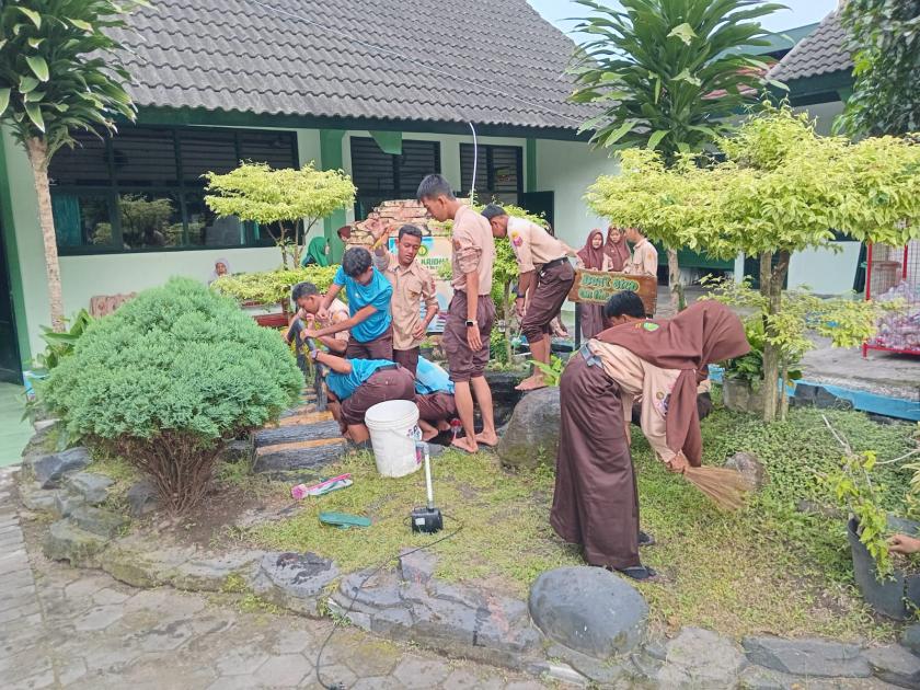 Jumat Bersih, Warga MTsN 3 Sleman Gotong Royong Ciptakan Lingkungan Nyaman