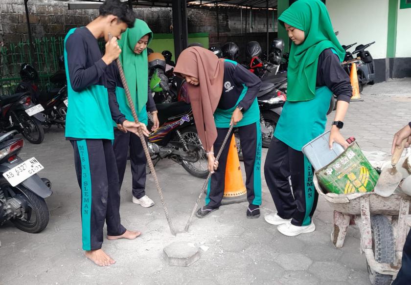Wujudkan Madrasah Adiwiyata, MTsN 3 Sleman Buat 8 Titik Lubang Biopori