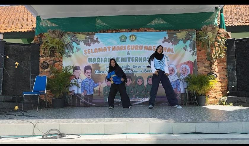 Aksi K-Pop Dance Assyifa dan Ardina Warnai Perayaan Hari Guru Nasional di MTsN 3 Sleman