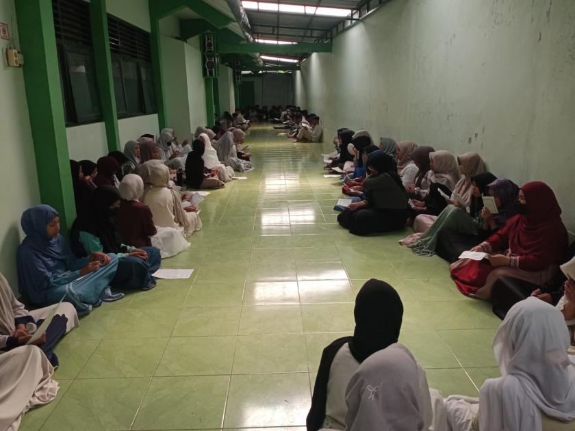 Khusyu’ dan Khidmat, Murid Kelas 9 MTsN 3 Sleman Ikuti Kegiatan Literasi Religi untuk Bentuk Karakter Religius