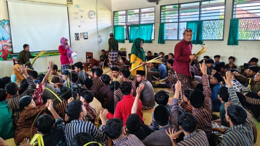 Terampil dan Cepat, Guru MTs Negeri 3 Sleman Bagikan Tutorial Menganyam Ketupat