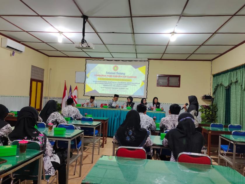 Aktif Organisasi Profesi, MTs N 3 Sleman Hadiri Kunjungan Kerja PGRI