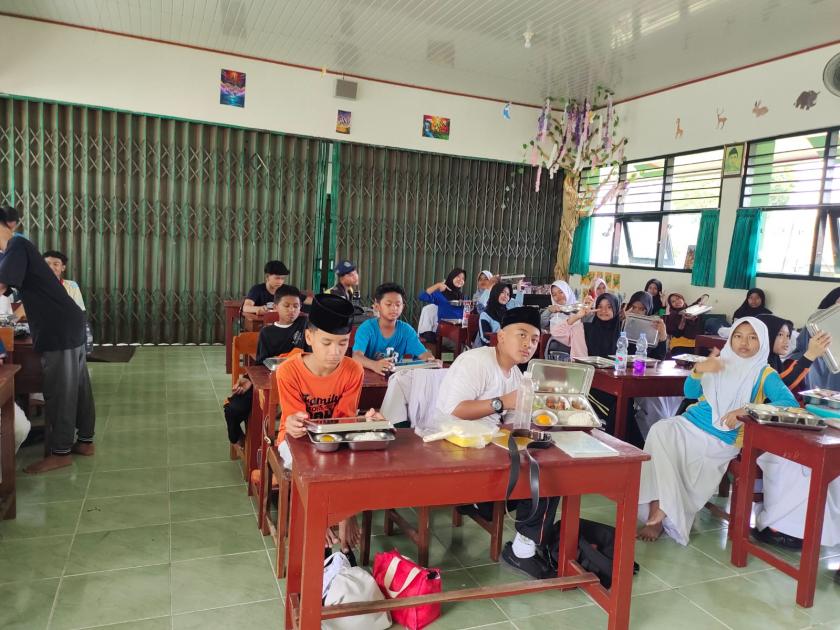 Menyenangkan, Kelas VII B MTs Negeri 3 Sleman Santap MBG Setelah Olahraga 