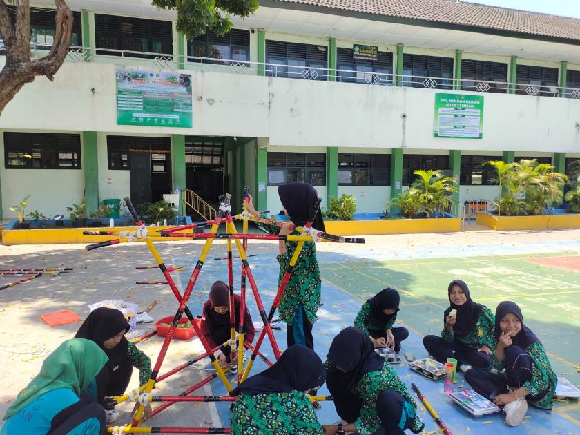 Siswa MTs Negeri 3 Sleman Intensif Berlatih Pionering untuk Persiapan Lomba Kepramukaan