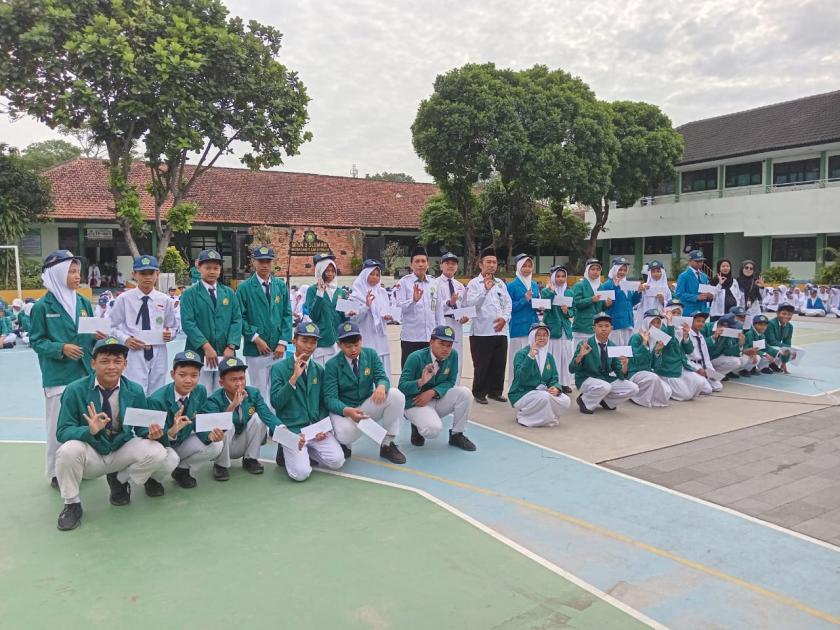 MTsN 3 Sleman Bagikan Hadiah Lomba Kemerdekaan RI