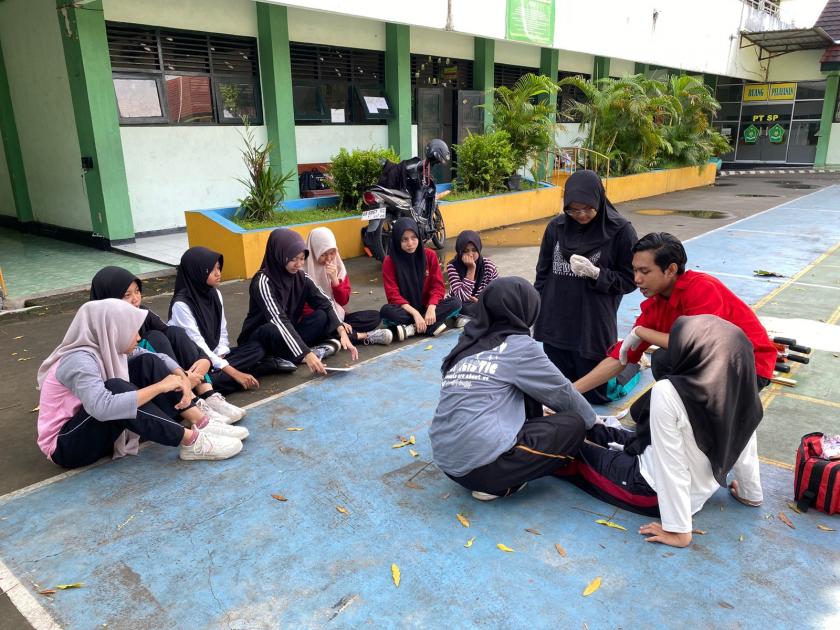 Asah Skill Kemanusiaan: Anggota PMR MTsN 3 Sleman Praktik Pembidaian Patah Tulang