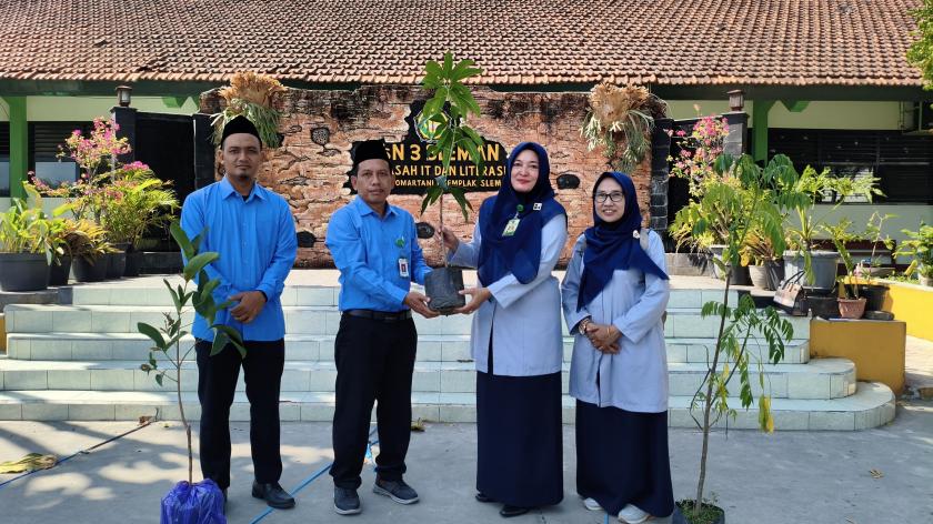 MTsN 3 Sleman Terima Hibah Bibit Pohon dari MTsN 9 Sleman Dalam Pengimbasan Gerakan Sekolah Adiwiyata