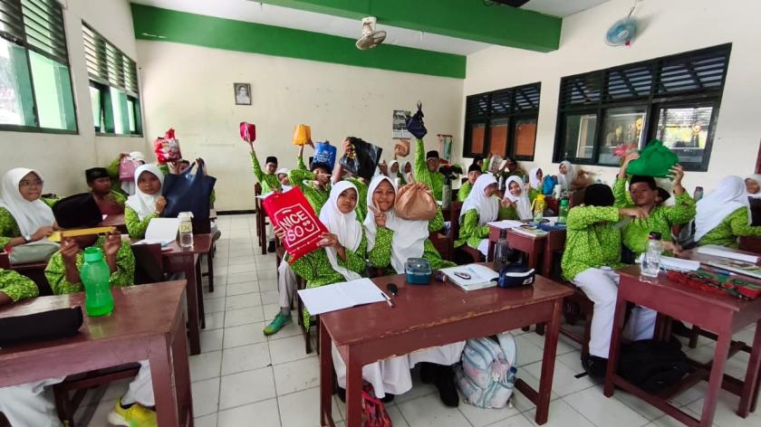 Bukan Sekedar Tren, Pasukan Matsanega Bawa Tas Kain Guna Ulang untuk Perlengkapan Sekolah Demi Bebas Plastik