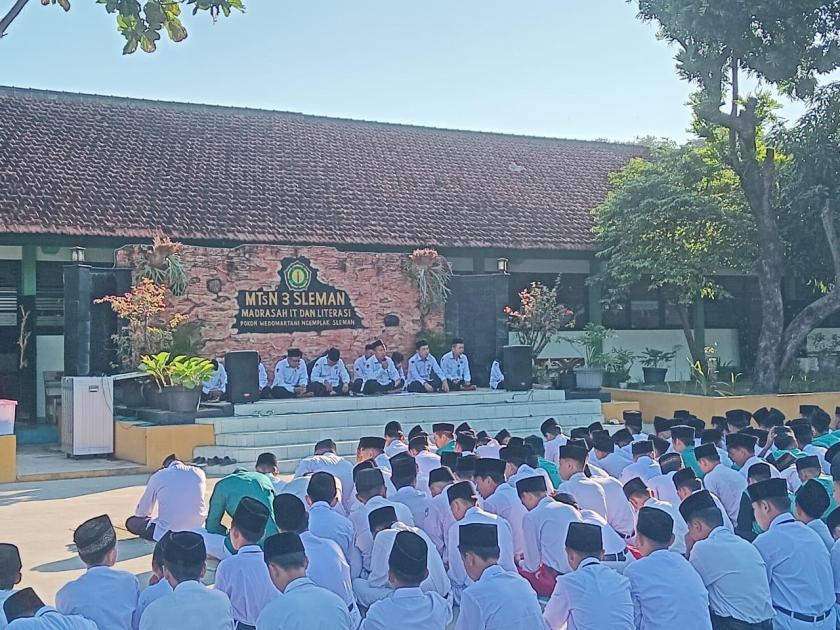 Bermunajat, MTs Negeri 3 Sleman Gelar Mujahadah Awal Tahun Ajaran
