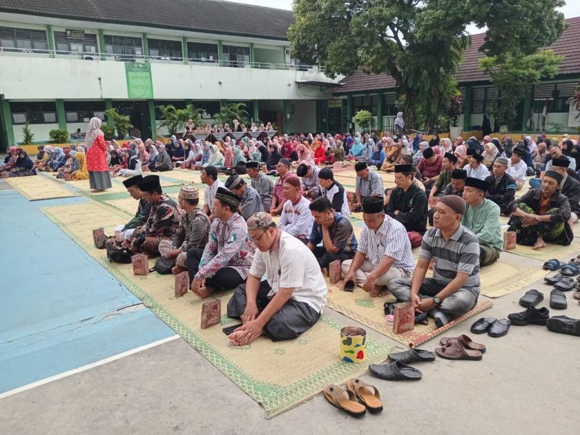 Merajut Kebersamaan dalam Doa: POT Kelas IX Sukseskan Pengajian Rutin MTsN 3 Sleman