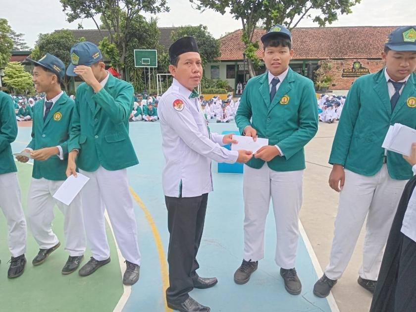Gelorakan Semangat, MTs Negeri 3 Sleman Beri Reward Juara Estafet Sarung