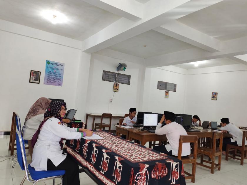 Pengawas Silang ANBK MTs Negeri 3 Sleman Hari Kedua Terpantau Aman