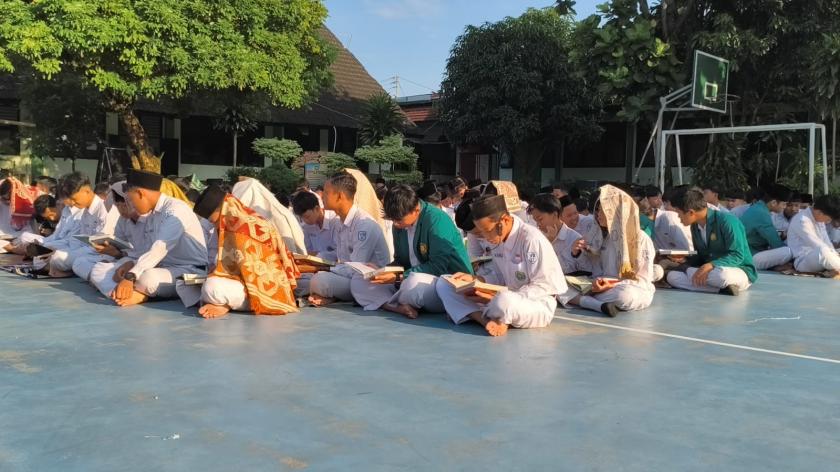 Gema Wahyu Ilahi: Ratusan Siswa MTsN 3 Sleman Tadarus Serentak di Halaman Madrasah
