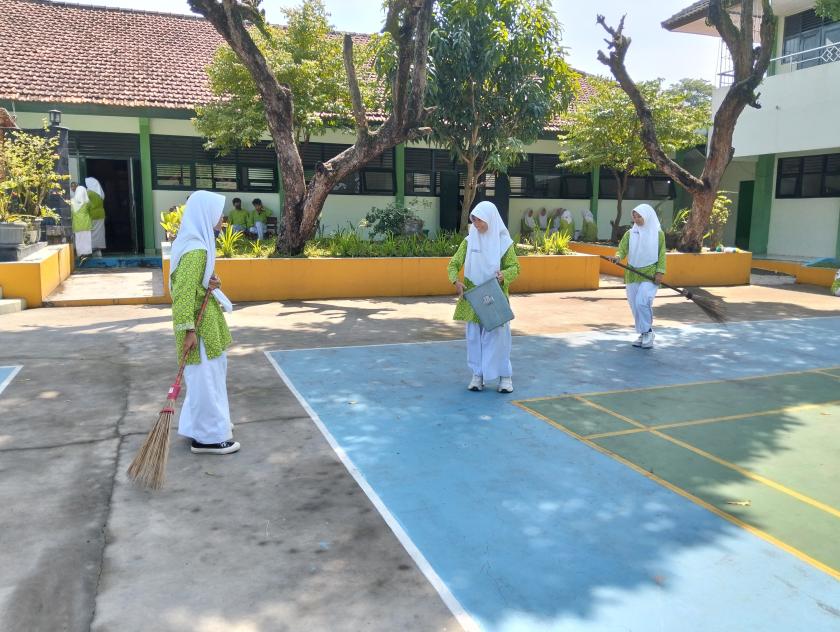 Kerja Bakti Bersih Diri Siap Pembelajaran Usai Libur Idulfitri