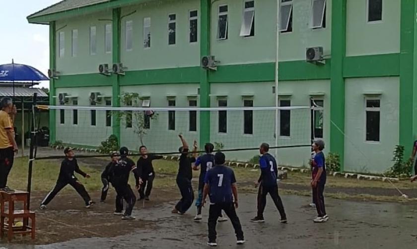 Tampil Garang di Bawah Guyuran Hujan, Tim Voli MTsN 3 Sleman Tundukan KUA Pakem