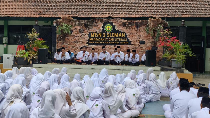 Mujahadah Pagi MTs Negeri 3 Sleman, Perkuat Spiritual dan Kebersamaan Warga Madrasah