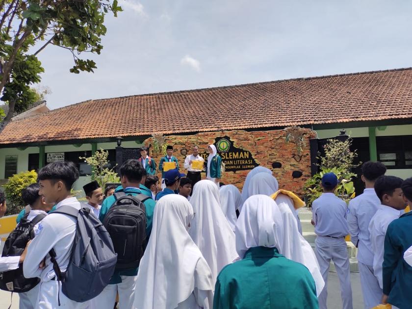 Pembagian Kaos Hiasi Studi Literasi MTs Negeri 3 Sleman