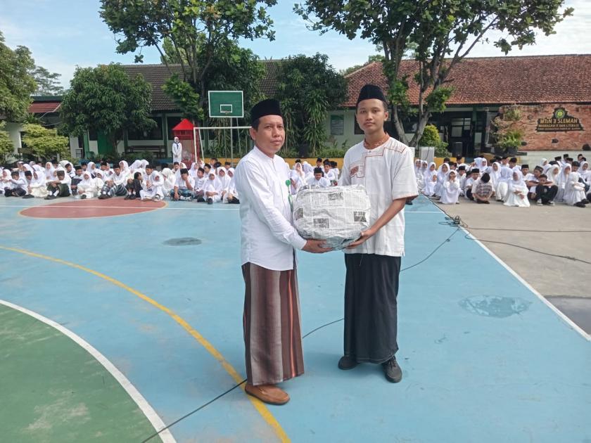 Dongkrak Semangat Literasi, Kepala Madrasah Bagikan Reward Kepada Mading Terbaik