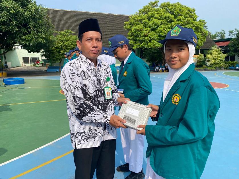 Reward Literasi MTsN 3 Sleman Warnai Hari Guru Nasional