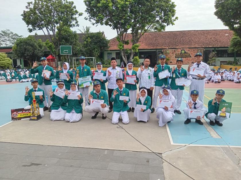 Kepala MTs N 3 Sleman Bagikan 20 Reward Bagi Siswa Berprestasi